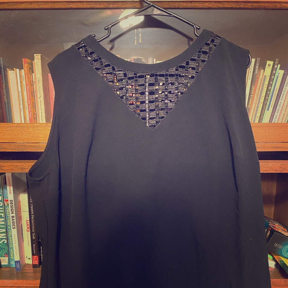 Black sleeveless lattice collar top. Size 2x.